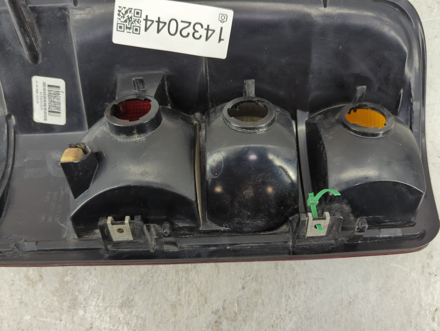 2004-2006 Chevrolet Tahoe Tail Light Assembly Passenger Right OEM P/N:15224182 Fits Fits 2004 2005 2006 OEM Used Auto Parts 