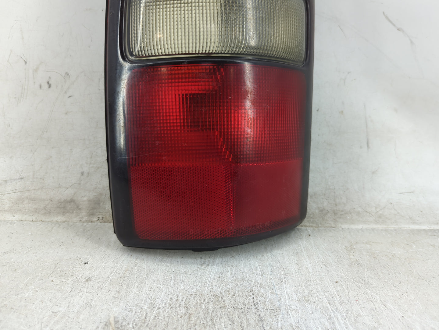 2004-2006 Chevrolet Tahoe Tail Light Assembly Passenger Right OEM P/N:15224181 Fits Fits 2004 2005 2006 OEM Used Auto Parts 