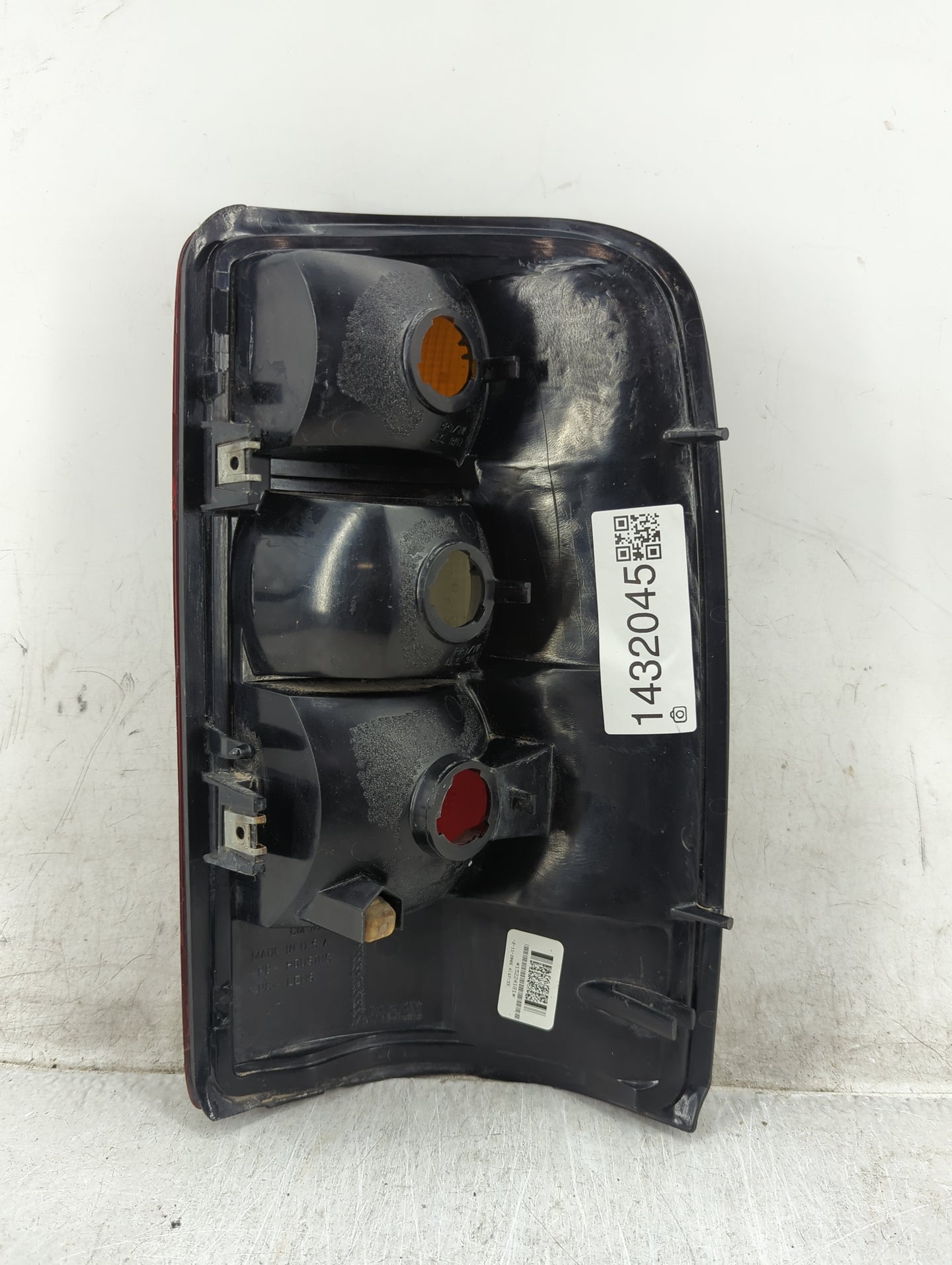 2004-2006 Chevrolet Tahoe Tail Light Assembly Passenger Right OEM P/N:15224181 Fits Fits 2004 2005 2006 OEM Used Auto Parts 