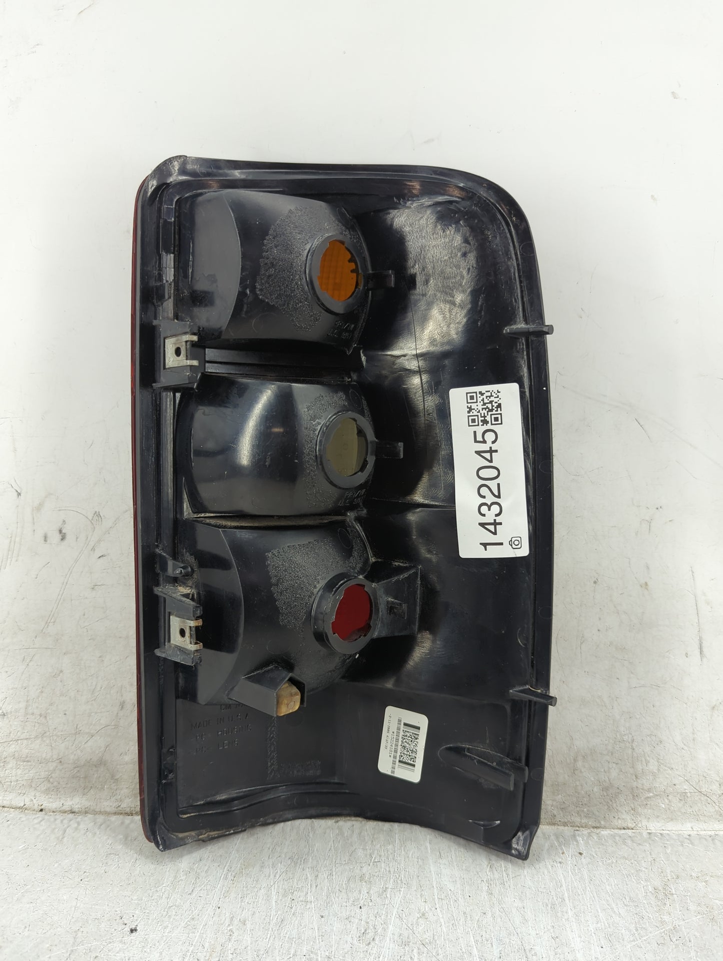 2004-2006 Chevrolet Tahoe Tail Light Assembly Passenger Right OEM P/N:15224181 Fits Fits 2004 2005 2006 OEM Used Auto Parts 