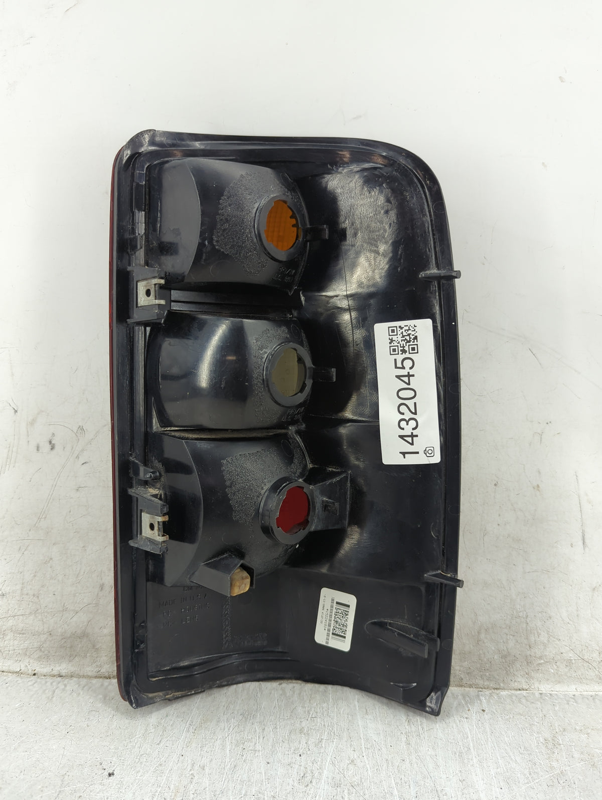 2004-2006 Chevrolet Tahoe Tail Light Assembly Passenger Right OEM P/N:15224181 Fits Fits 2004 2005 2006 OEM Used Auto Parts 