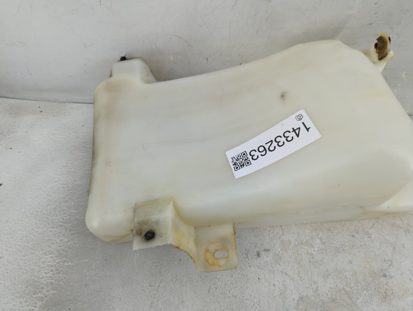 2000-2005 Chevrolet Tahoe Windshield Washer Fluid Reservoir Bottle Oem - Oemusedautoparts1.com