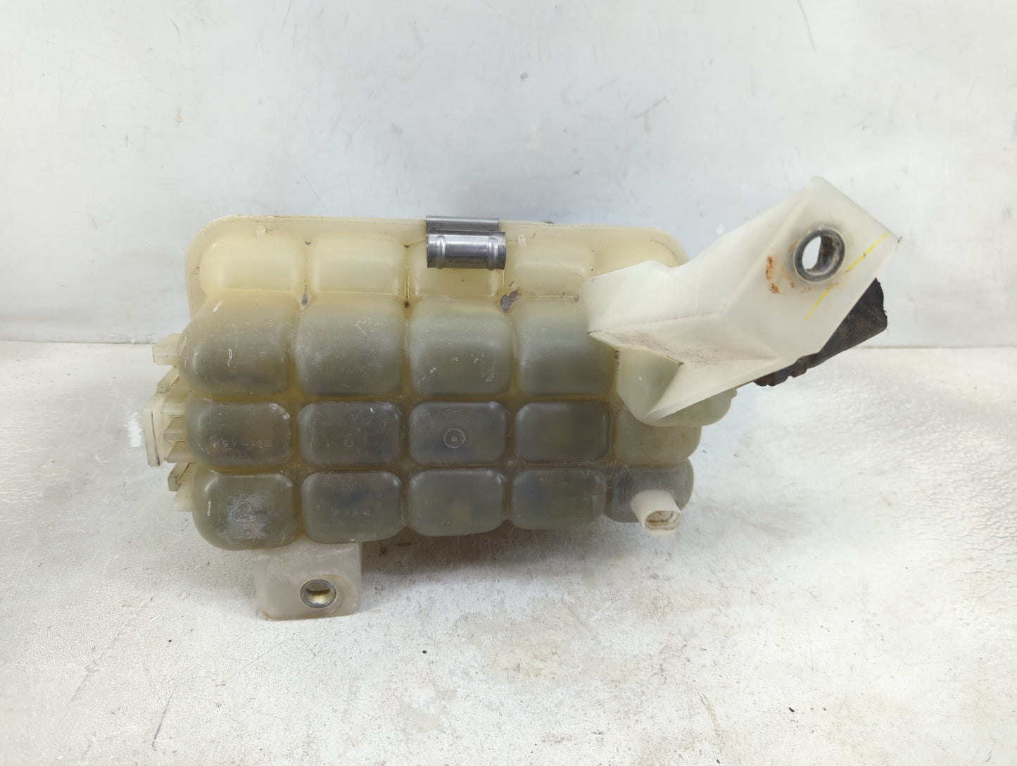 2004 Chevrolet Tahoe Radiator Coolant Overflow Expansion Tank Bottle 1433264 - Oemusedautoparts1.com