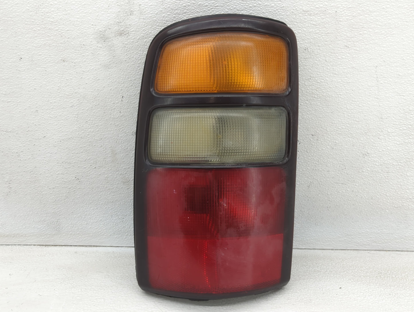 2004-2006 Chevrolet Tahoe Tail Light Assembly Driver Left OEM P/N:15224181 Fits Fits 2004 2005 2006 OEM Used Auto Parts - Oe