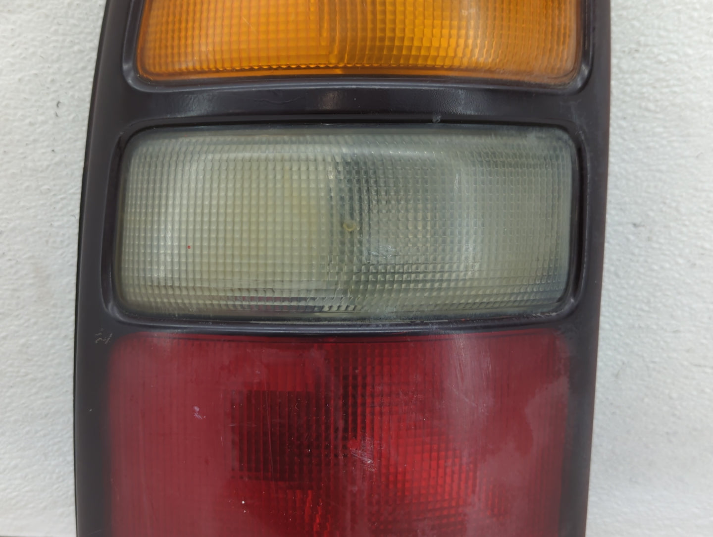 2004-2006 Chevrolet Tahoe Tail Light Assembly Driver Left OEM P/N:15224181 Fits Fits 2004 2005 2006 OEM Used Auto Parts - Oe