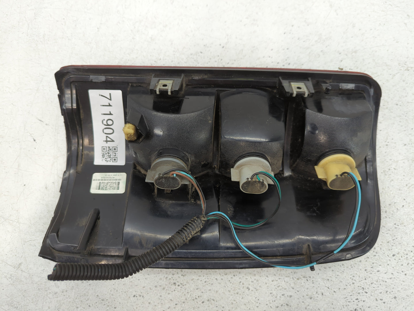 2004-2006 Chevrolet Tahoe Tail Light Assembly Driver Left OEM P/N:15224181 Fits Fits 2004 2005 2006 OEM Used Auto Parts - Oe