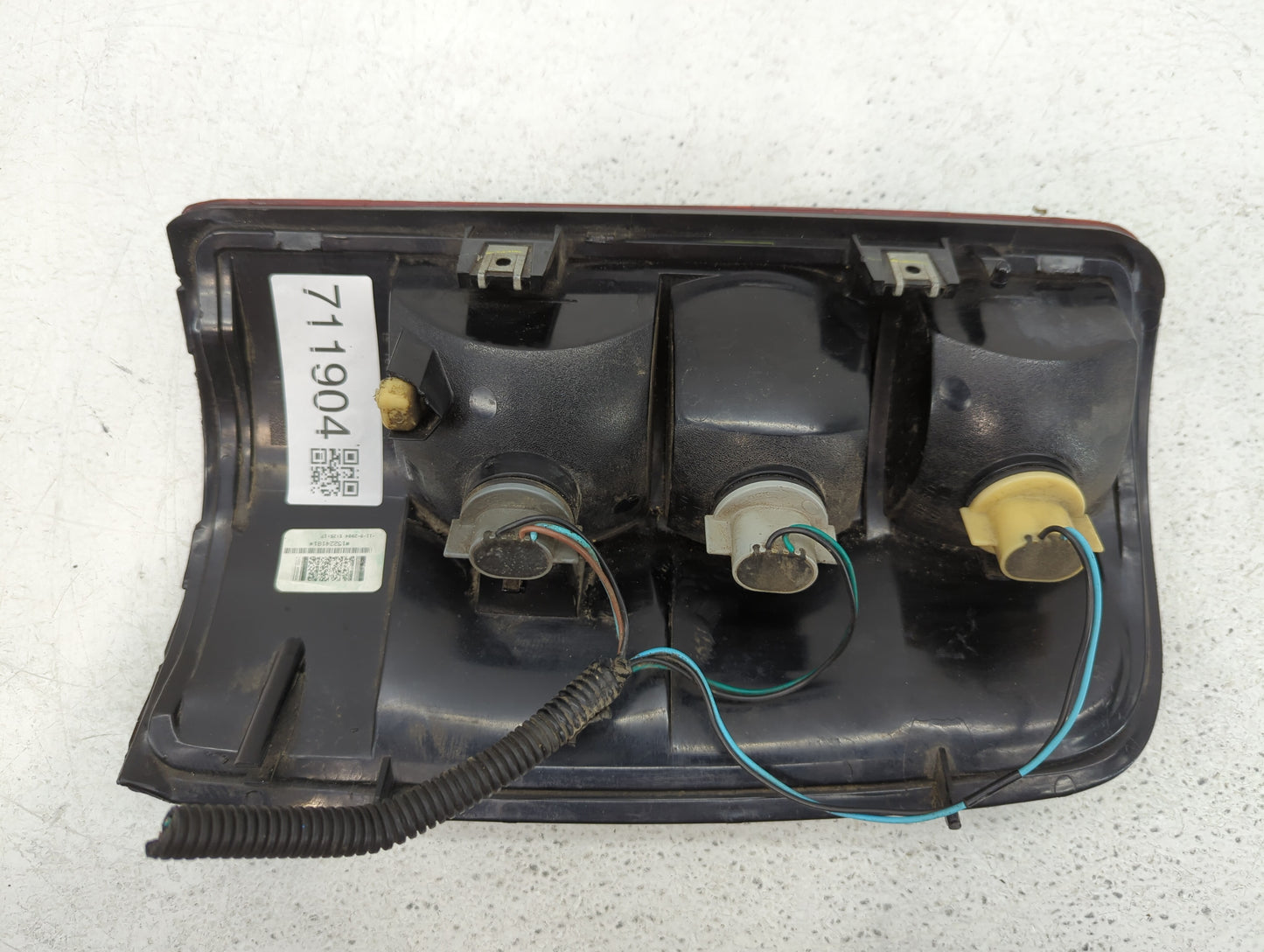 2004-2006 Chevrolet Tahoe Tail Light Assembly Driver Left OEM P/N:15224181 Fits Fits 2004 2005 2006 OEM Used Auto Parts - Oe
