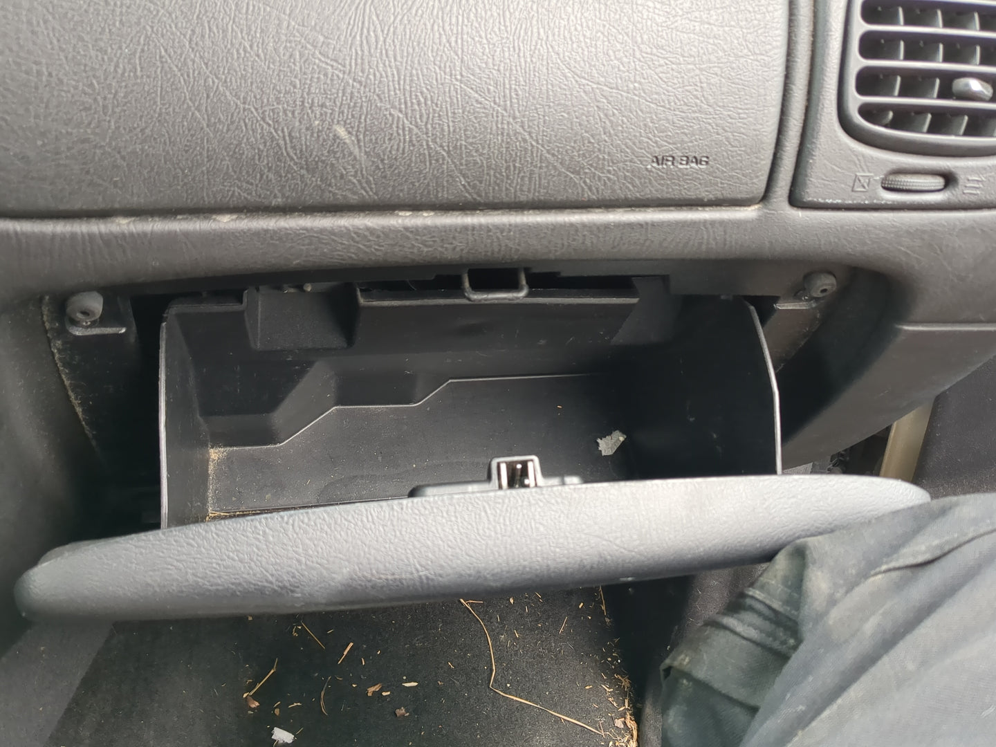 2005 Chevrolet Trailblazer Passenger Glove Box Door Storage Compartment - Oemusedautoparts1.com