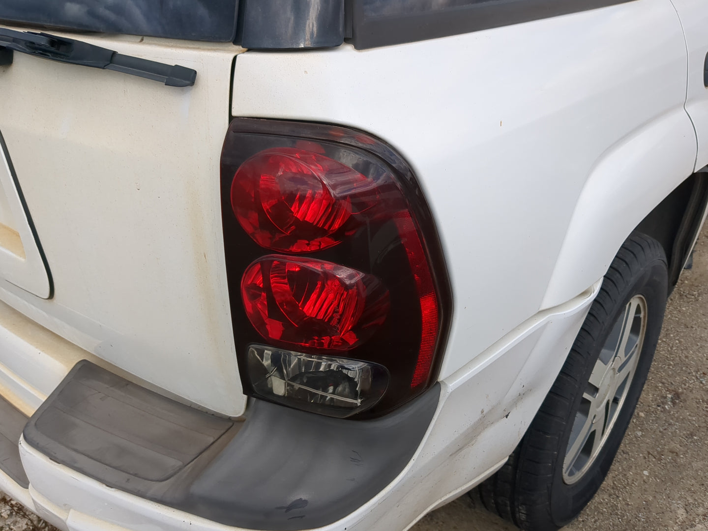 2002-2009 Chevrolet Trailblazer Tail Light Assembly Passenger Right OEM Fits Fits 2002 2003 2004 2005 2006 2007 2008 2009 OE