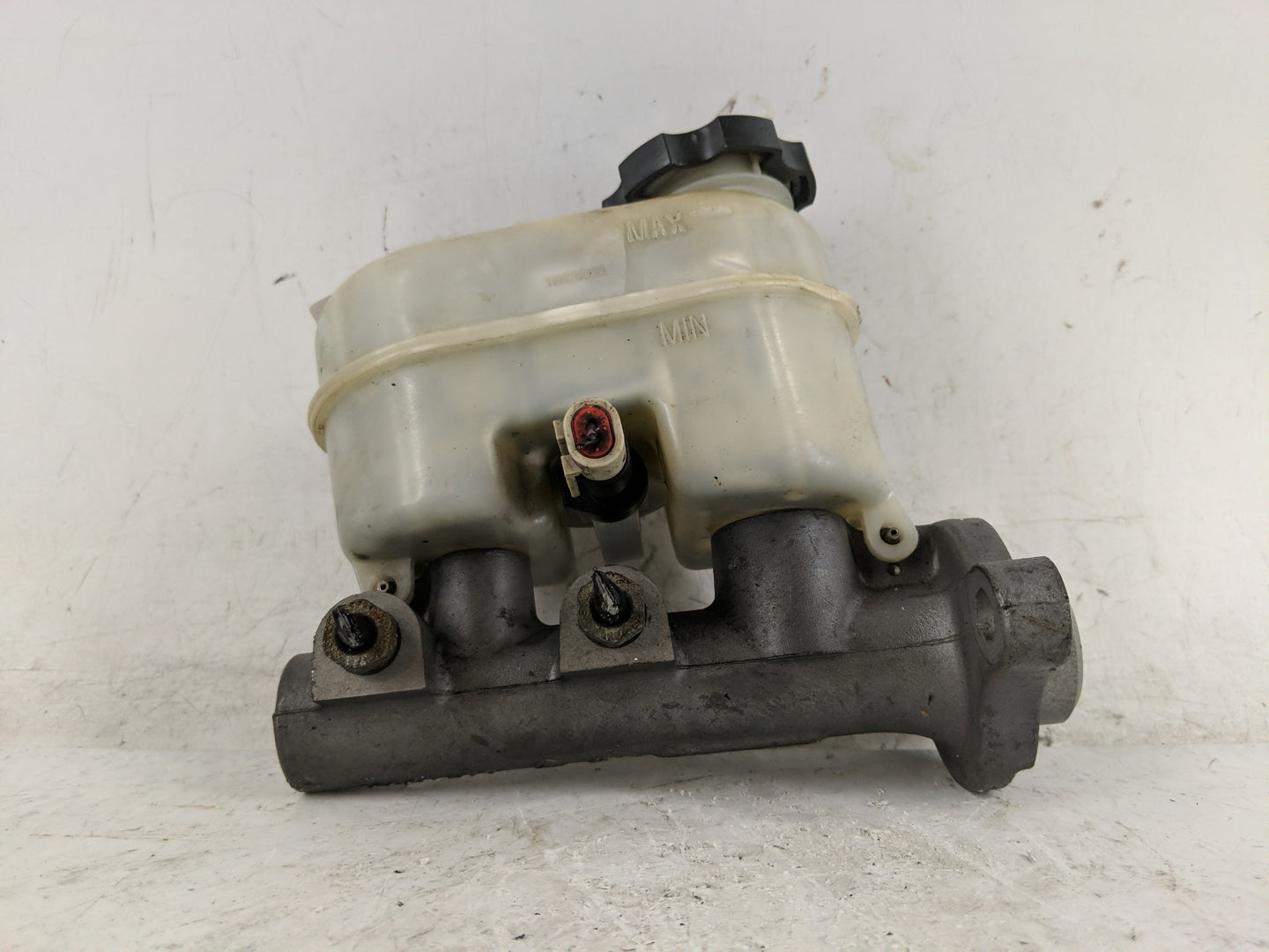 2002-2005 Chevrolet Trailblazer Brake Master Cylinder - Oemusedautoparts1.com