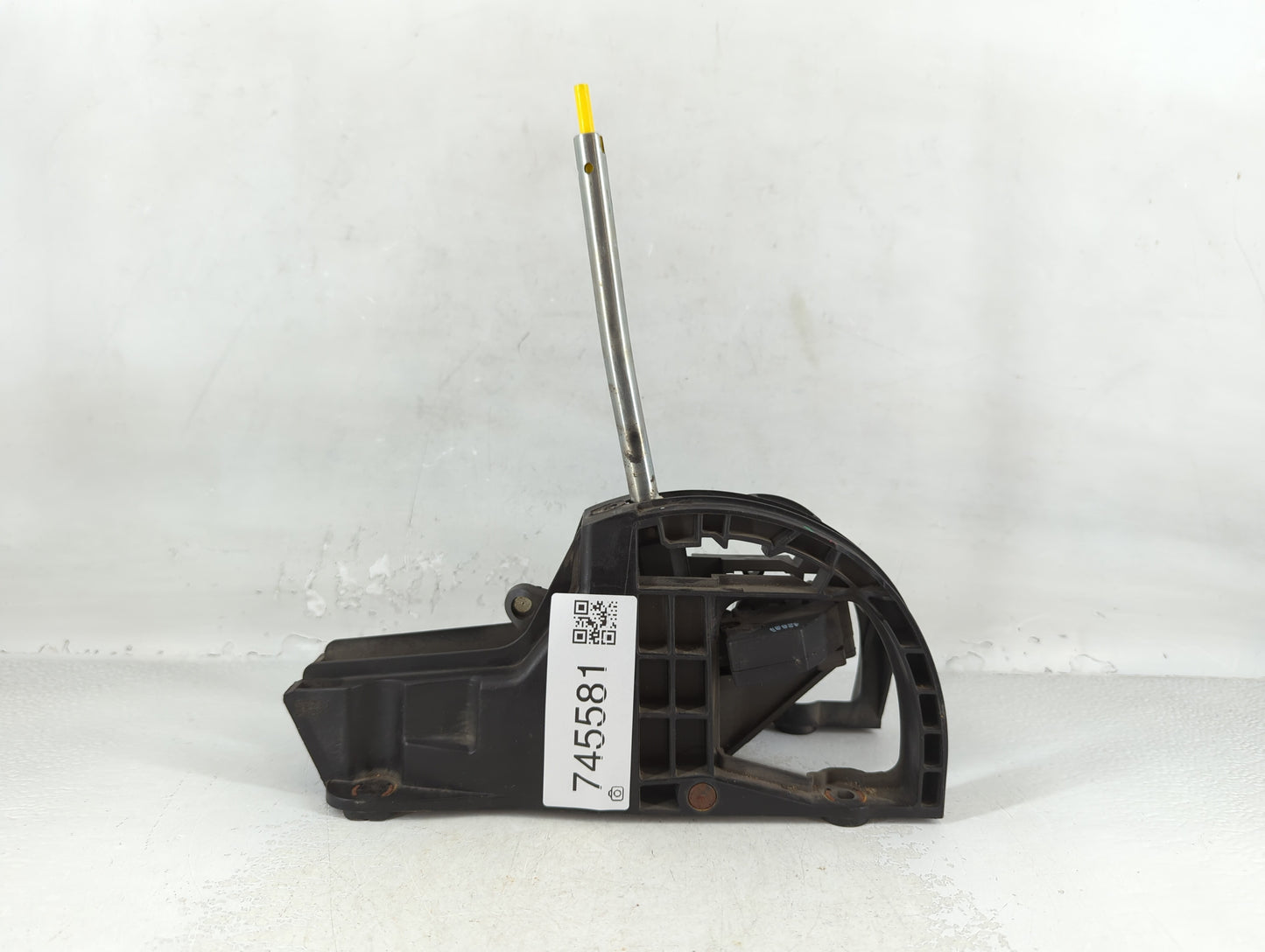 2005 Chevrolet Trailblazer Floor Console Assembly Shifter - Oemusedautoparts1.com