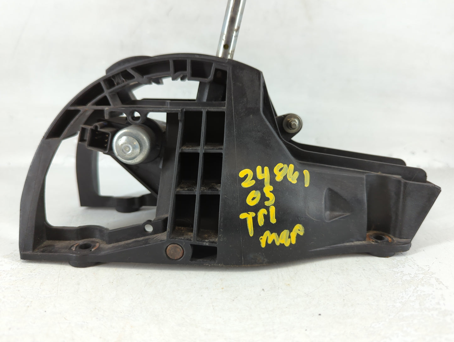 2005 Chevrolet Trailblazer Floor Console Assembly Shifter - Oemusedautoparts1.com