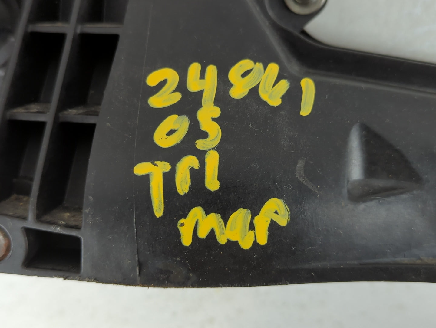 2005 Chevrolet Trailblazer Floor Console Assembly Shifter - Oemusedautoparts1.com