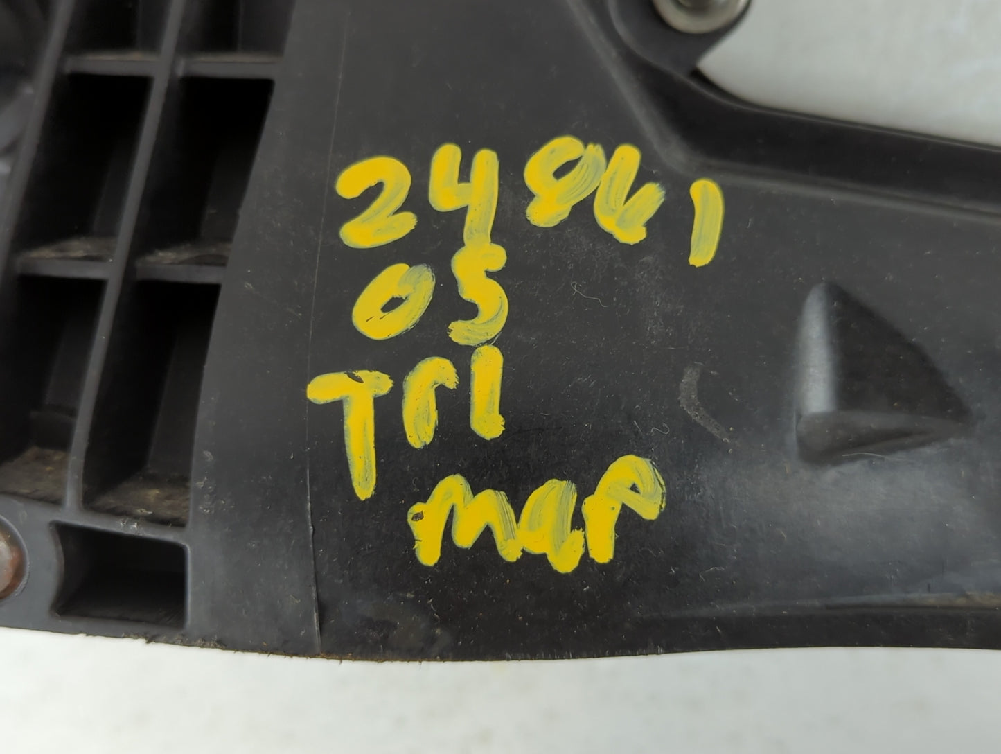 2005 Chevrolet Trailblazer Floor Console Assembly Shifter - Oemusedautoparts1.com