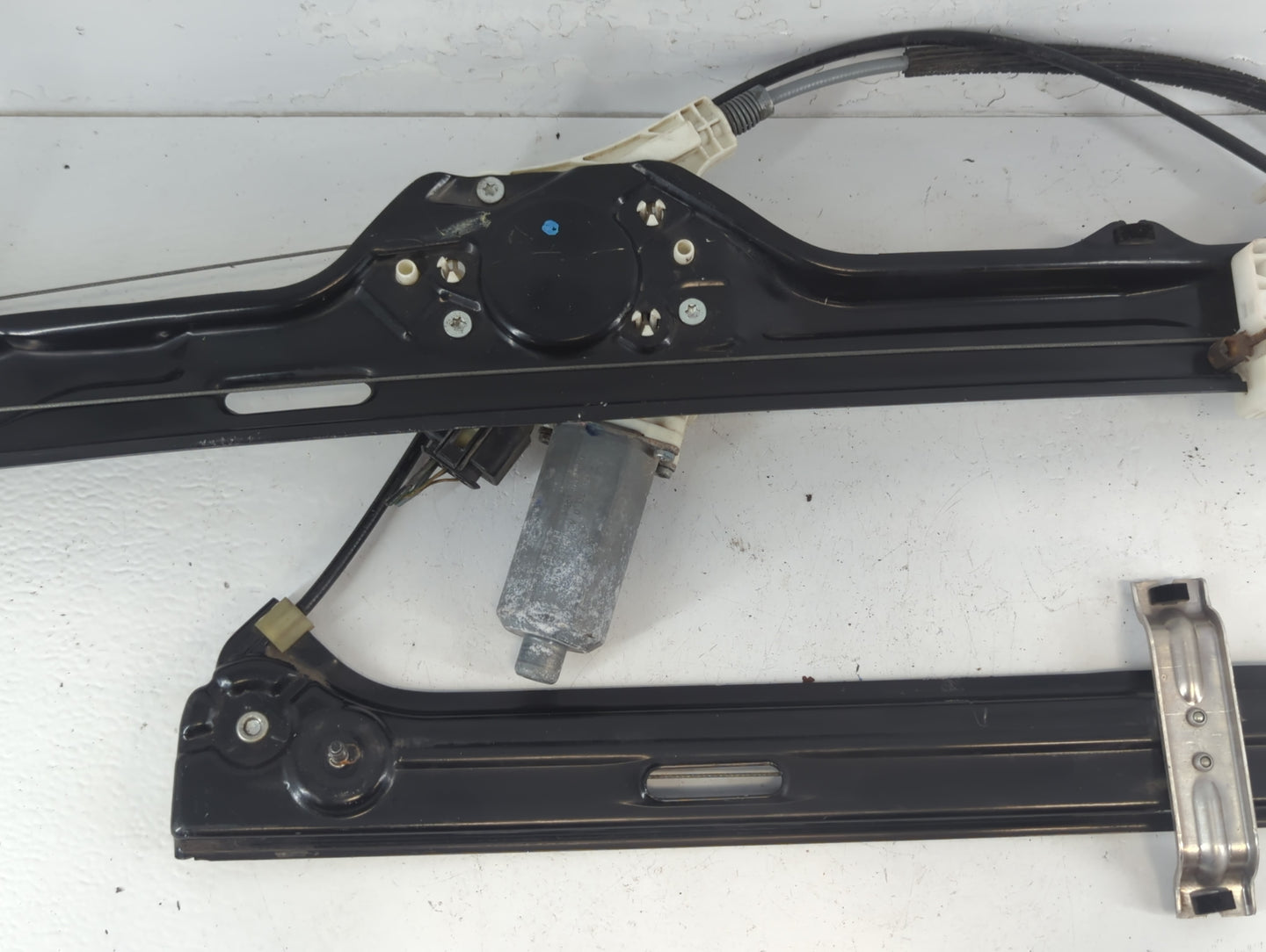 2005 Chevrolet Trailblazer Passenger Front Right Power Window Motor - Oemusedautoparts1.com