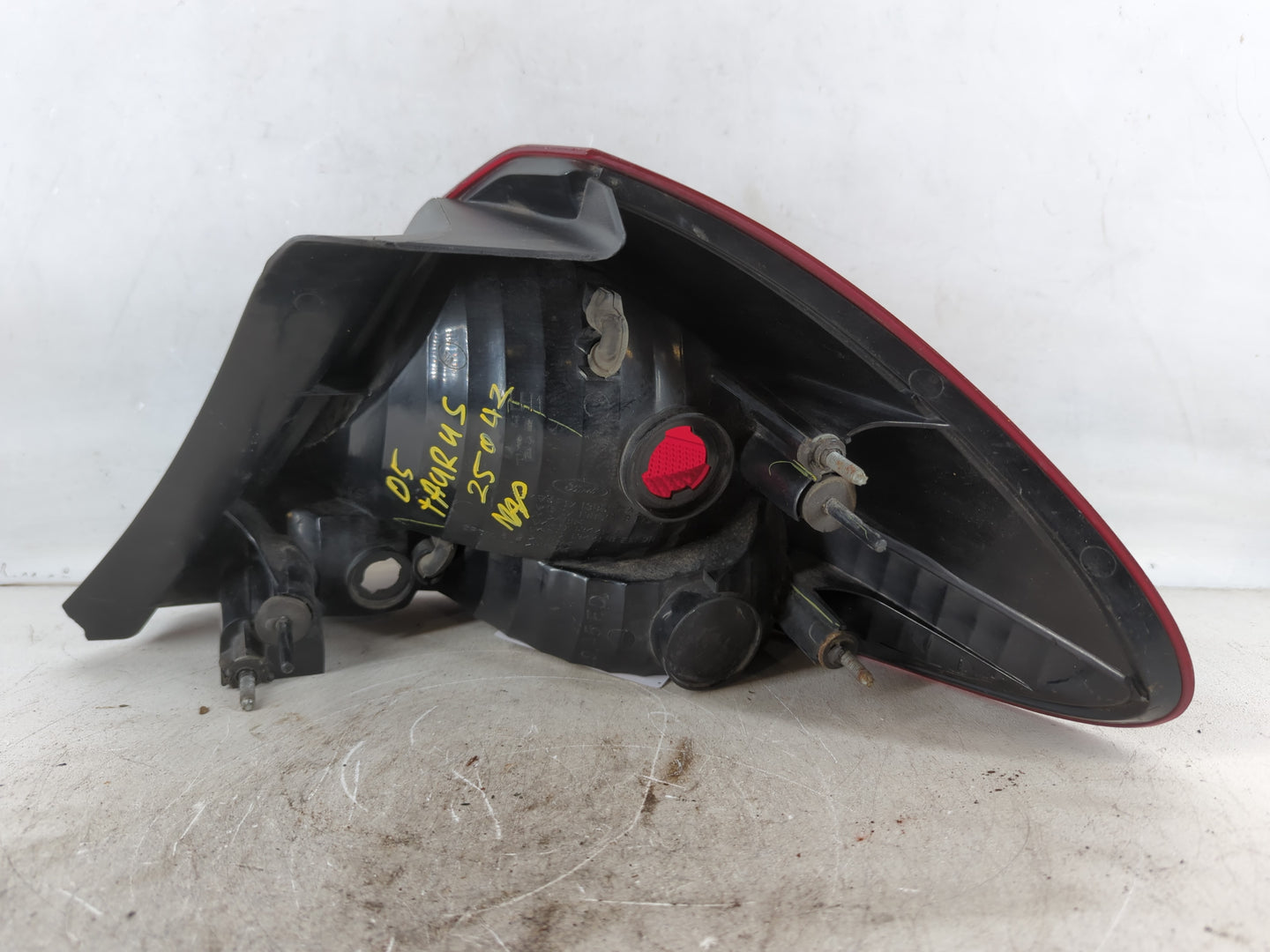 2005 Chevrolet Traverse Tail Light Assembly Passenger Right OEM P/N:4F1X-13441-A Fits OEM Used Auto Parts - Oemusedautoparts