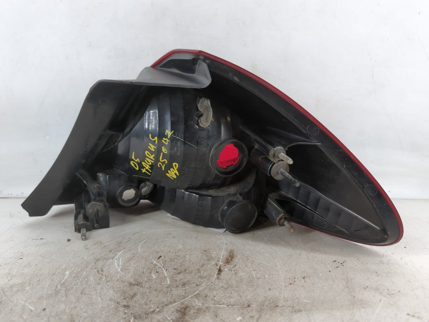2005 Chevrolet Traverse Tail Light Assembly Passenger Right OEM P/N:4F1X-13441-A Fits OEM Used Auto Parts - Oemusedautoparts