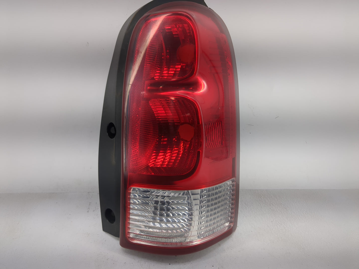 2005 Chevrolet Uplander Tail Light Assembly Passenger Right OEM P/N:249720 Fits OEM Used Auto Parts - Oemusedautoparts1.com