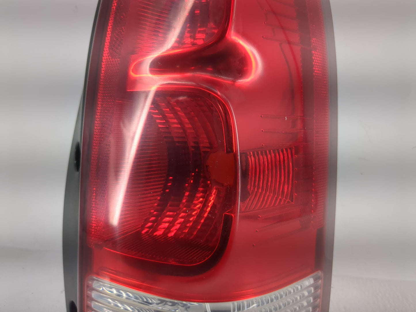 2005 Chevrolet Uplander Tail Light Assembly Passenger Right OEM P/N:249720 Fits OEM Used Auto Parts - Oemusedautoparts1.com