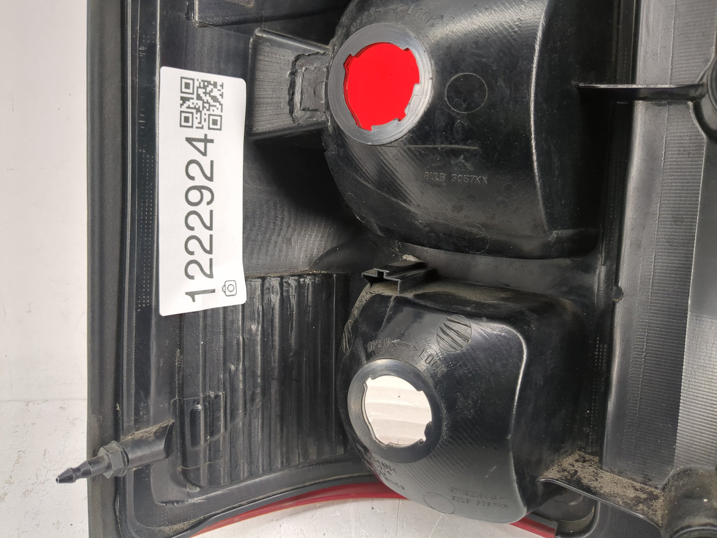 2005 Chevrolet Uplander Tail Light Assembly Passenger Right OEM P/N:249720 Fits OEM Used Auto Parts - Oemusedautoparts1.com