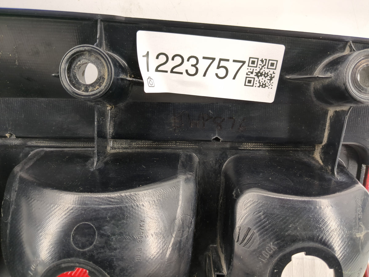 2005 Chevrolet Uplander Tail Light Assembly Passenger Right OEM P/N:249720 Fits Fits 2006 2007 2008 2009 OEM Used Auto Parts