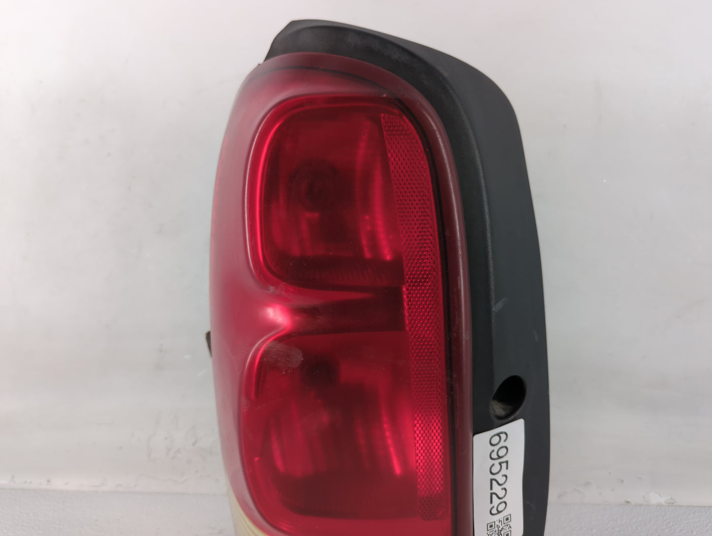 2005-2009 Chevrolet Uplander Tail Light Assembly Driver Left OEM P/N:15216490 Fits Fits 2005 2006 2007 2008 2009 OEM Used Au