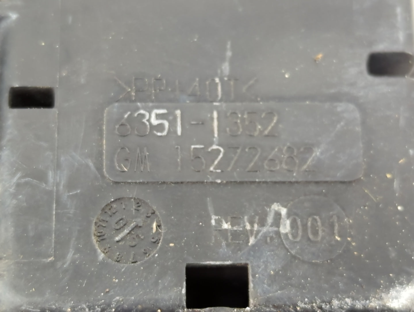 2005 Chevrolet Uplander Fusebox Fuse Box Panel Relay Module Fits OEM Used Auto Parts - Oemusedautoparts1.com