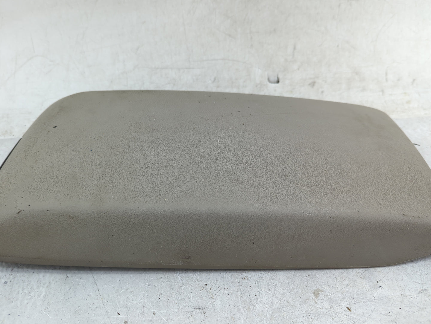 2005 Chrysler 300 Center Console Armrest Cover Lid Fits OEM Used Auto Parts - Oemusedautoparts1.com