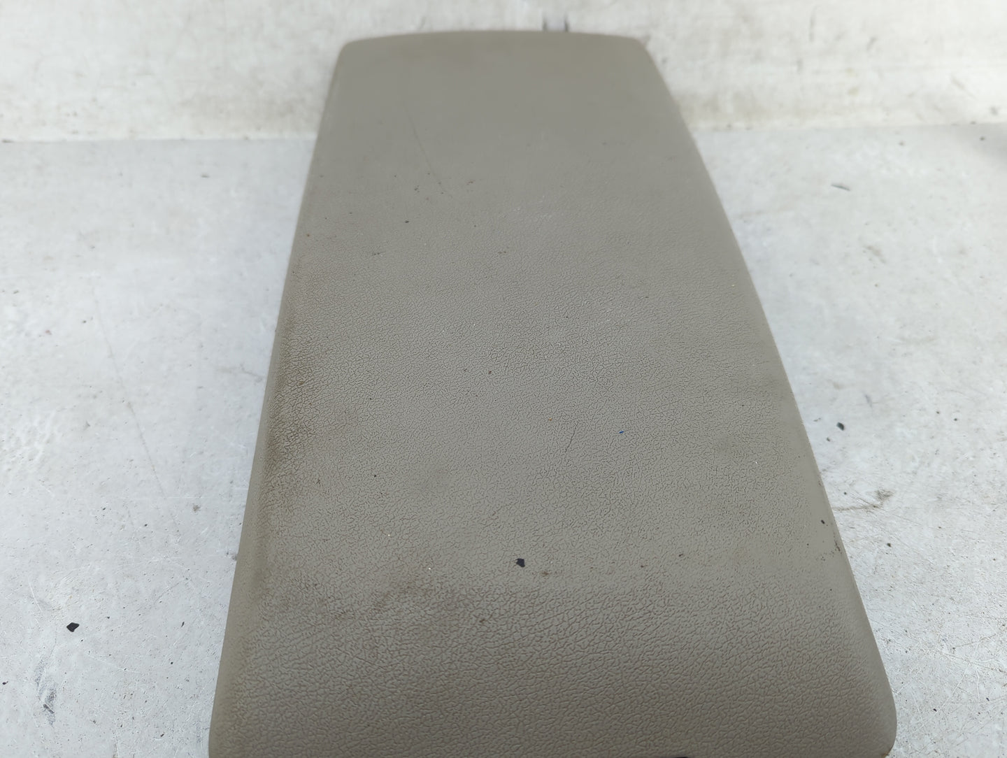 2005 Chrysler 300 Center Console Armrest Cover Lid Fits OEM Used Auto Parts - Oemusedautoparts1.com