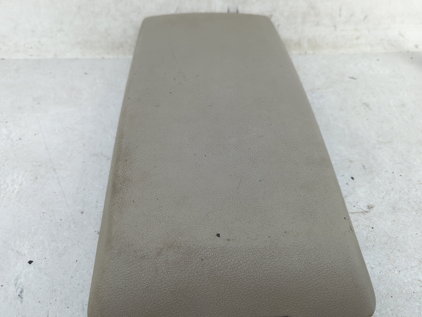 2005 Chrysler 300 Center Console Armrest Cover Lid Fits OEM Used Auto Parts - Oemusedautoparts1.com
