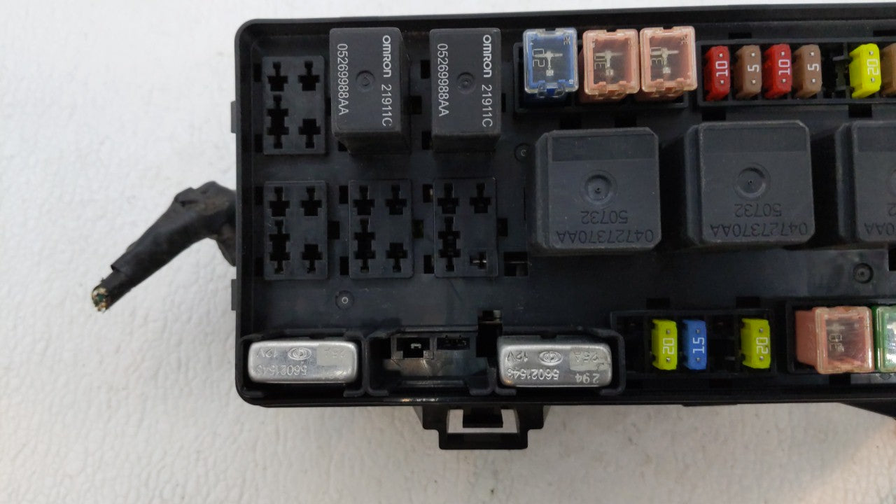 2005 Chrysler 300 Fusebox Fuse Box Panel Relay Module Fits OEM Used Auto Parts - Oemusedautoparts1.com