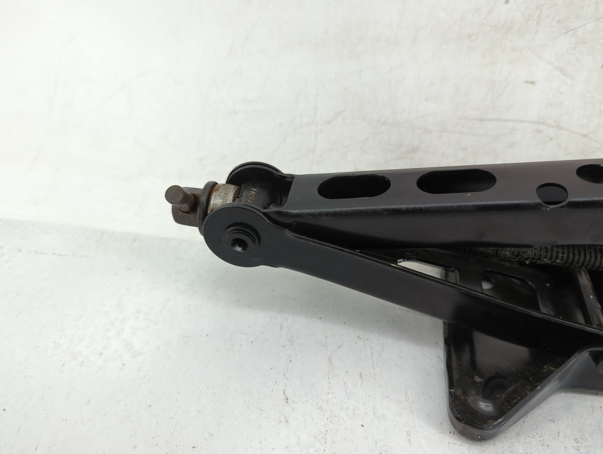2005 Chrysler 300 Spare Scissor Car Jack 1415748 - Oemusedautoparts1.com