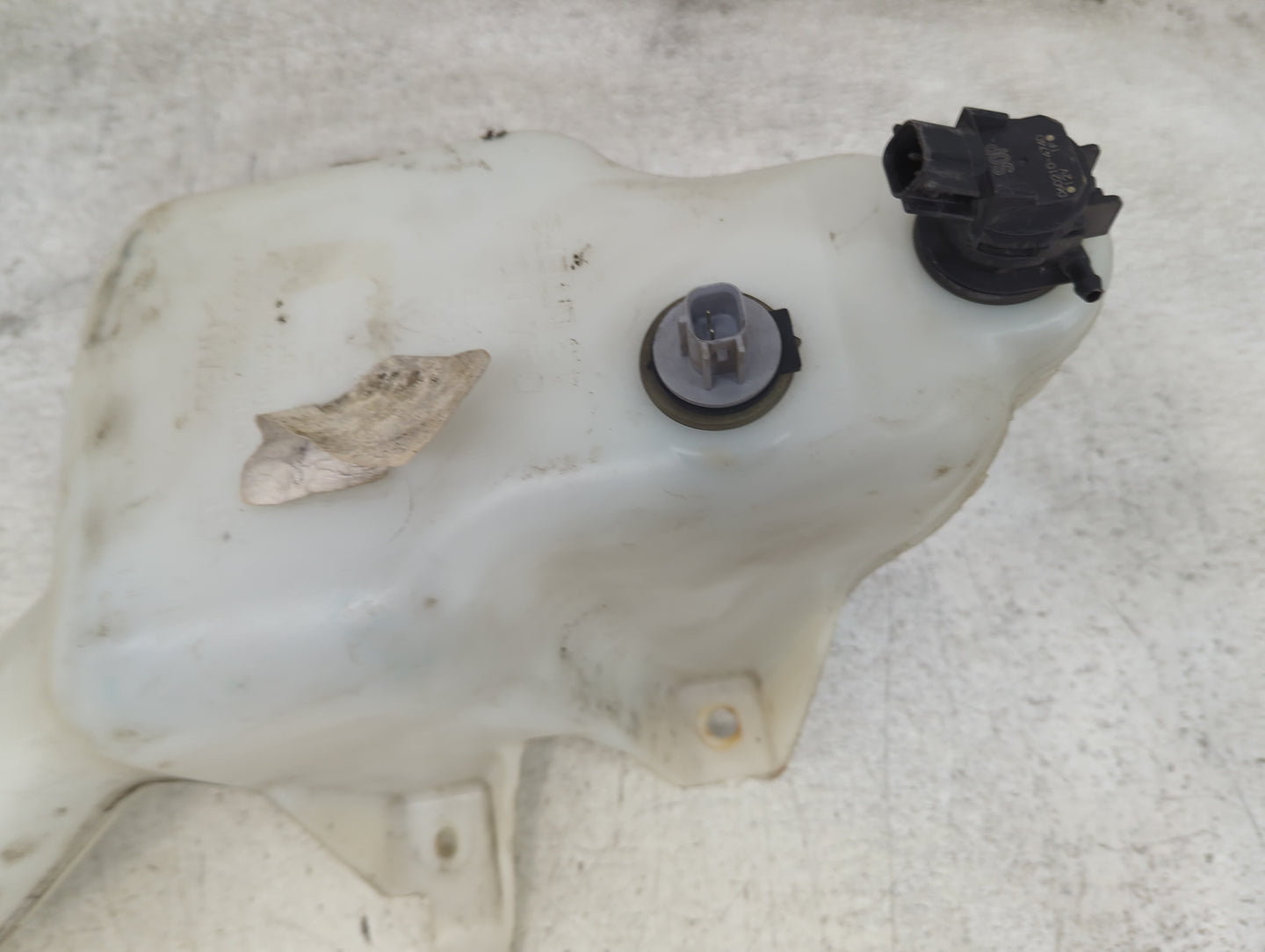 2005-2005 Chrysler 300 Windshield Washer Fluid Reservoir Bottle 1482224 - Oemusedautoparts1.com