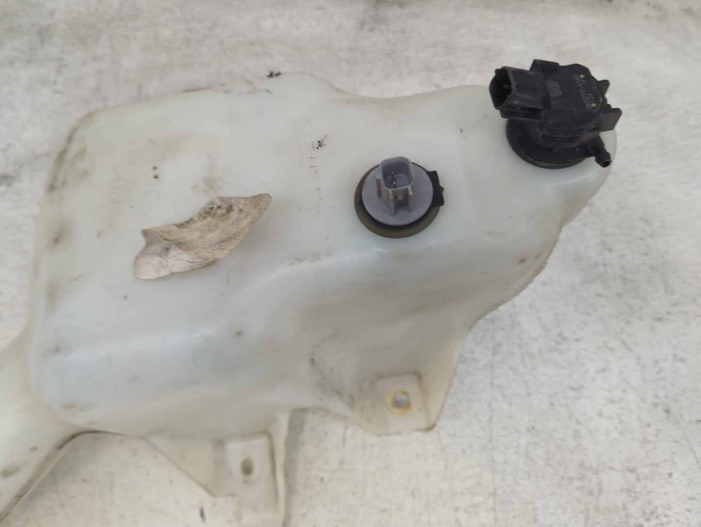 2005-2005 Chrysler 300 Windshield Washer Fluid Reservoir Bottle 1482224 - Oemusedautoparts1.com