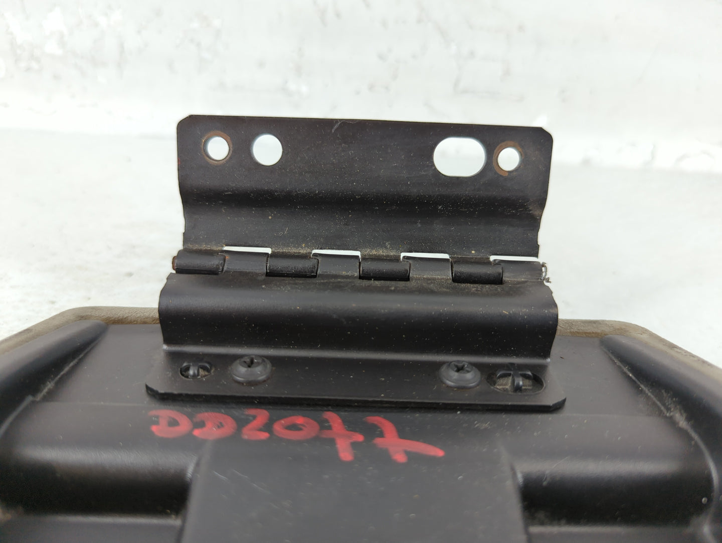 2005 Chrysler 300 Center Console Armrest Cover Lid P/N:P1057280BD1AC Fits OEM Used Auto Parts - Oemusedautoparts1.com