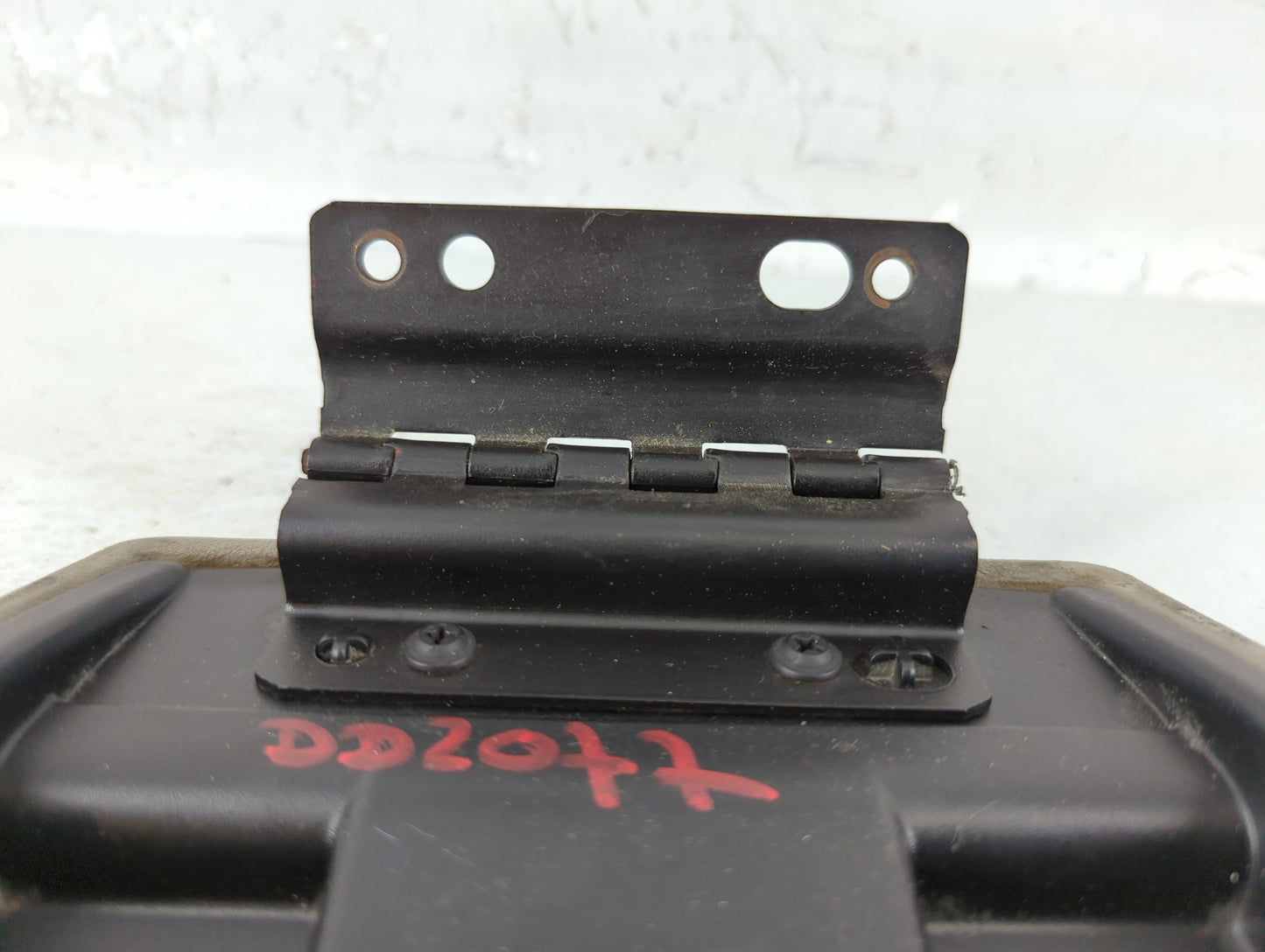 2005 Chrysler 300 Center Console Armrest Cover Lid P/N:P1057280BD1AC Fits OEM Used Auto Parts - Oemusedautoparts1.com