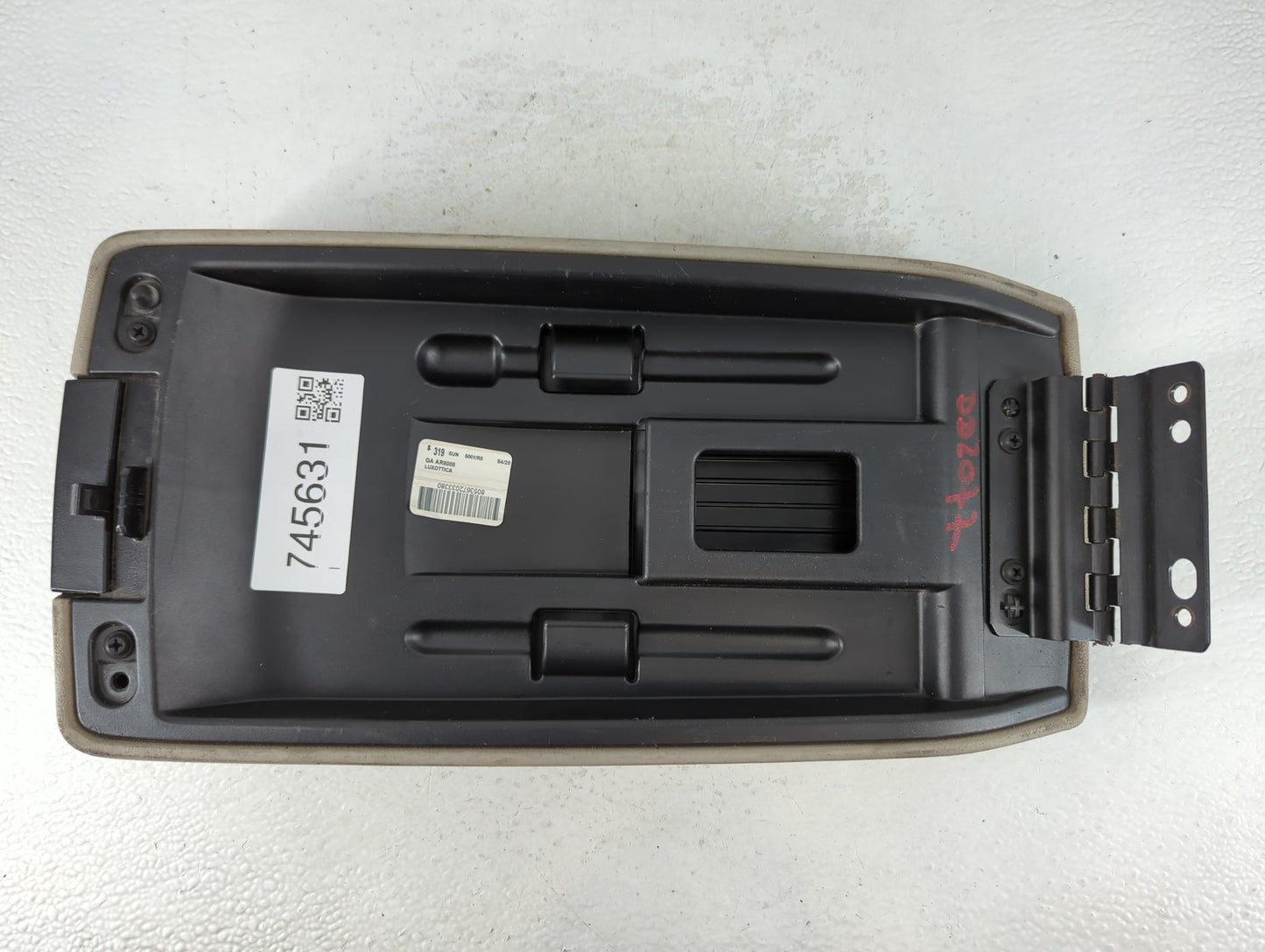 2005 Chrysler 300 Center Console Armrest Cover Lid P/N:P1057280BD1AC Fits OEM Used Auto Parts - Oemusedautoparts1.com