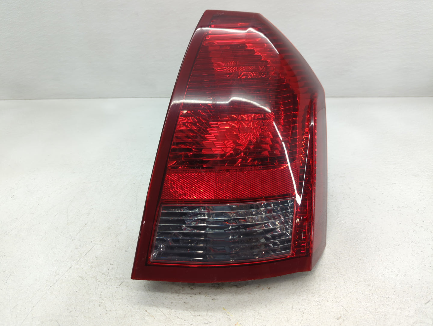 2005-2007 Chrysler 300 Tail Light Assembly Passenger Right OEM P/N:58622-E Fits Fits 2005 2006 2007 OEM Used Auto Parts - Oe