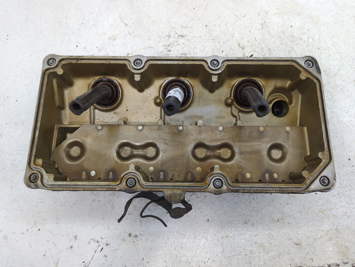2005 Chrysler 300 Driver Left Cylinder Head Valve Cover Fits OEM Used Auto Parts - Oemusedautoparts1.com