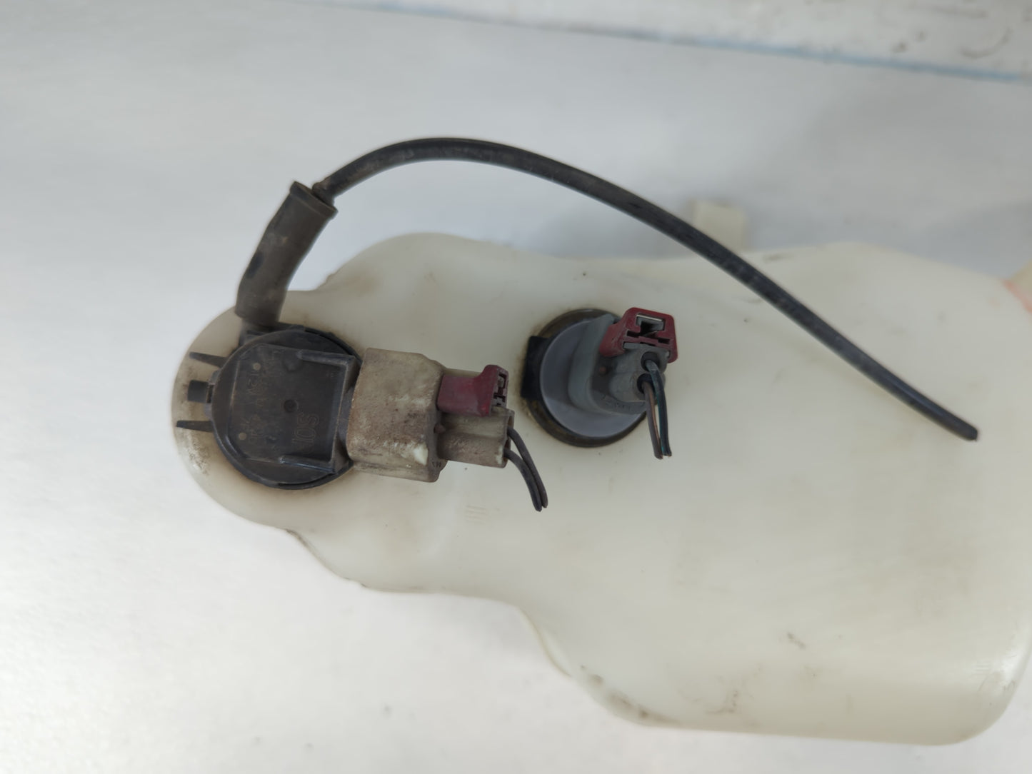 2005-2005 Chrysler 300 Windshield Washer Fluid Reservoir Bottle Oem - Oemusedautoparts1.com
