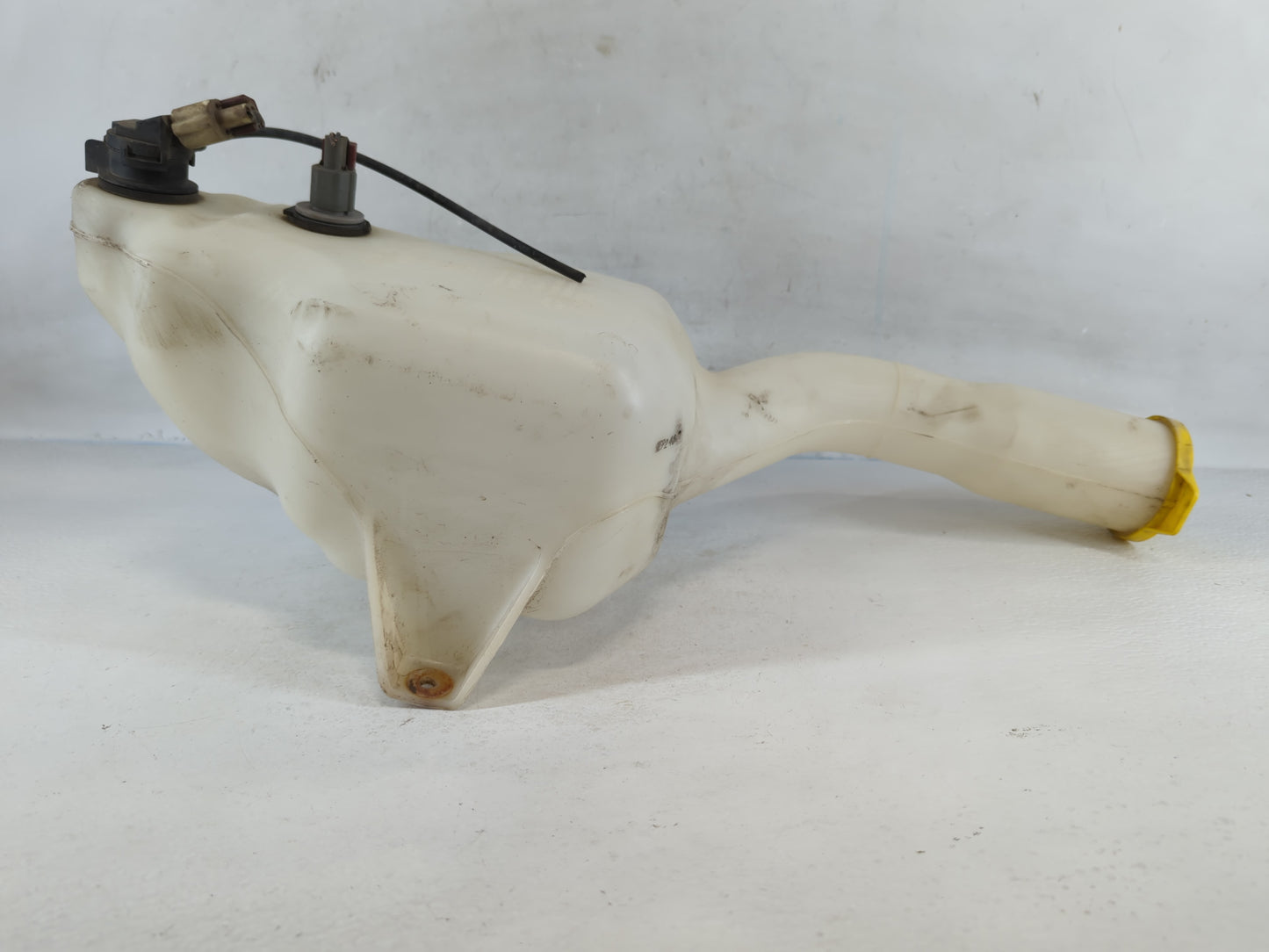 2005-2005 Chrysler 300 Windshield Washer Fluid Reservoir Bottle Oem - Oemusedautoparts1.com