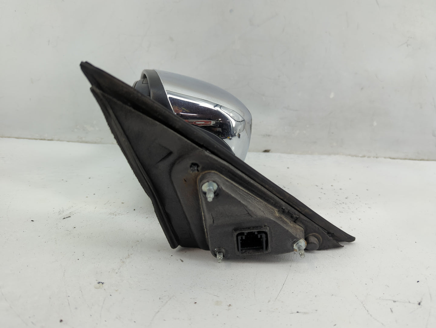 2005-2010 Chrysler 300 Driver Side View Mirror - Left Door Mirror OEM Used - Oemusedautoparts1.com
