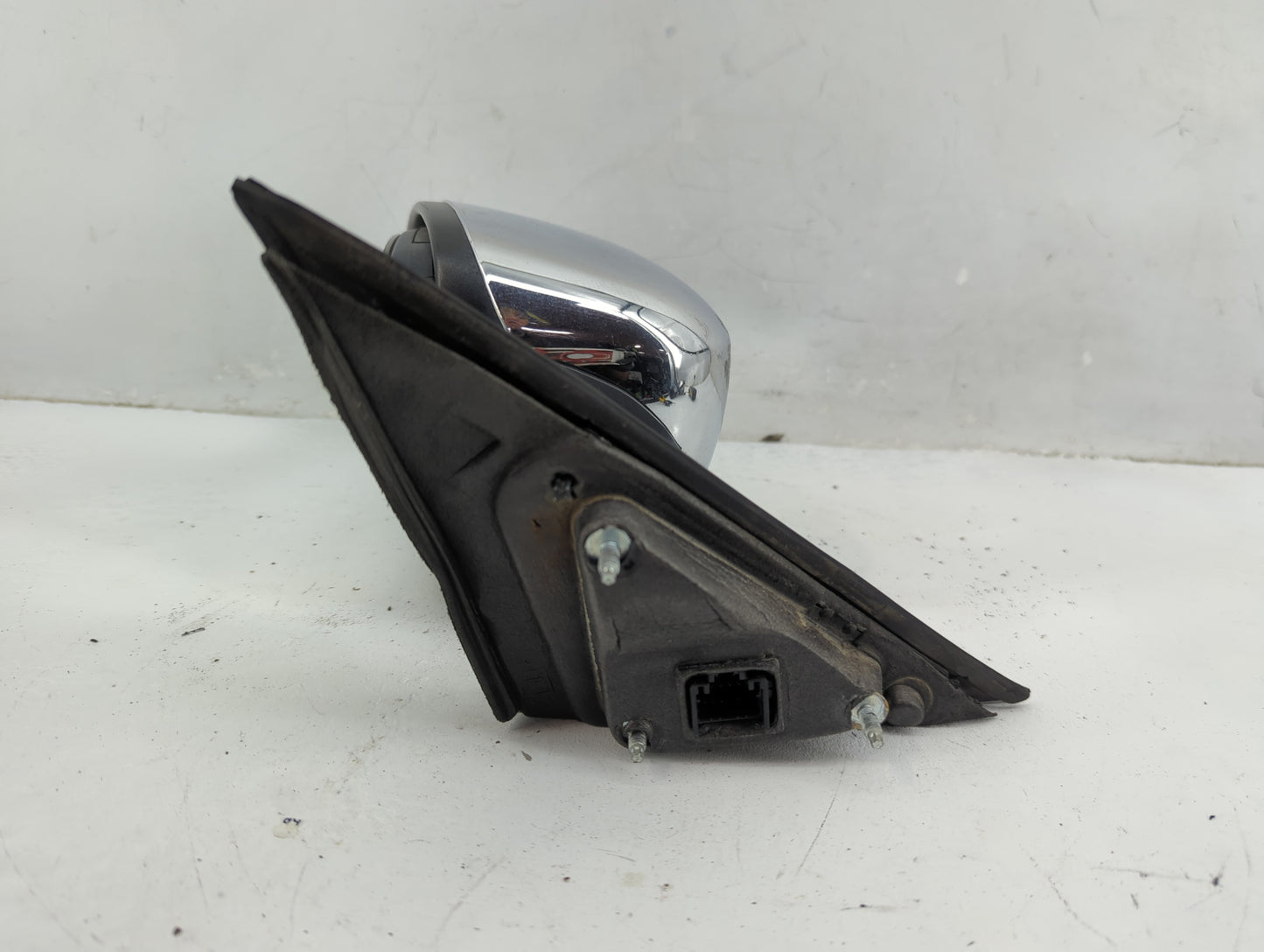 2005-2010 Chrysler 300 Driver Side View Mirror - Left Door Mirror OEM Used - Oemusedautoparts1.com