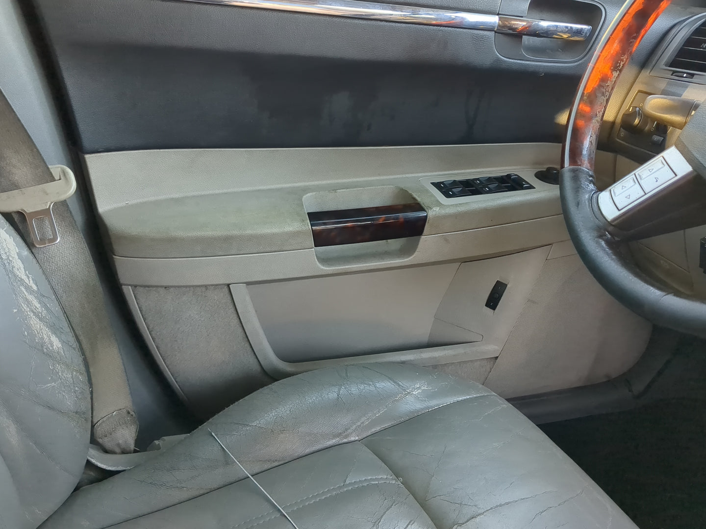 2005 Chrysler 300c Front Left Driver Interior Door Panel Trim - Oemusedautoparts1.com