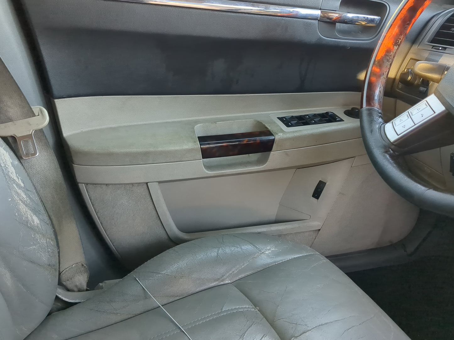 2005 Chrysler 300c Front Left Driver Interior Door Panel Trim - Oemusedautoparts1.com