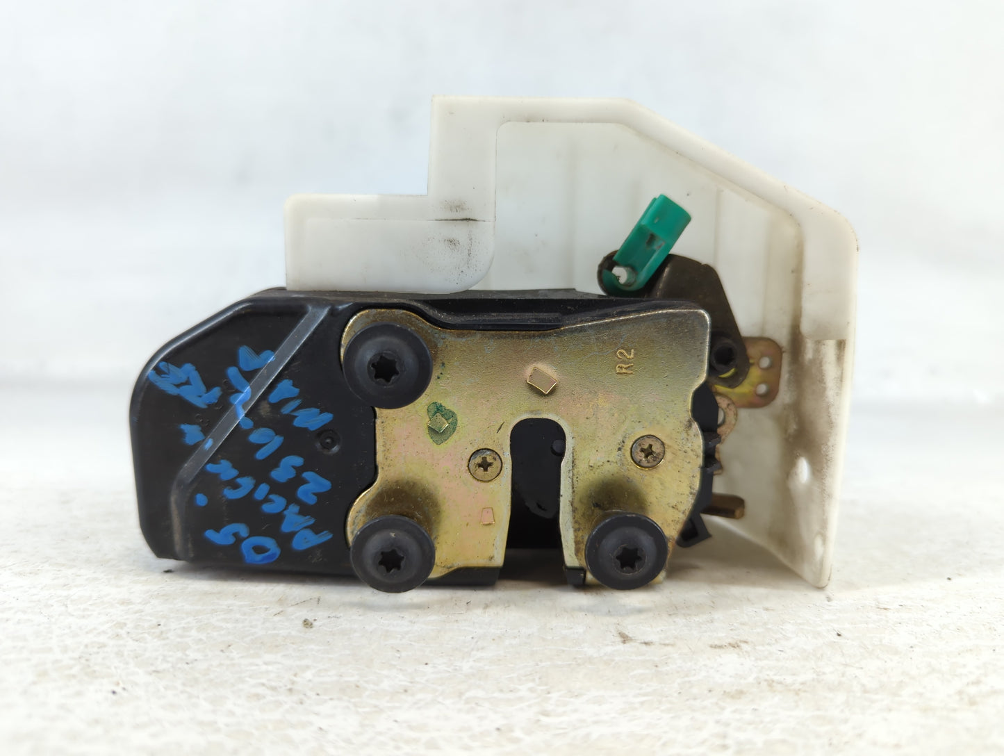 2005 Chrysler Pacifica Front Right Passenger Lock Actuator - Oemusedautoparts1.com