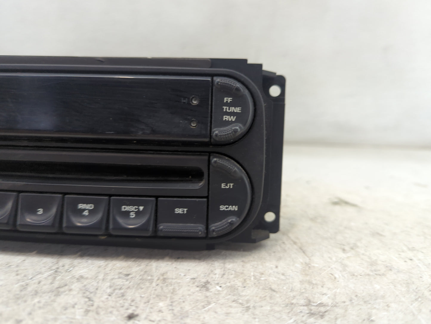 2005 Chrysler Town and Country Radio AM FM Cd Player Receiver Replacement P/N:P05091506AC Fits OEM Used Auto Parts - Oemused