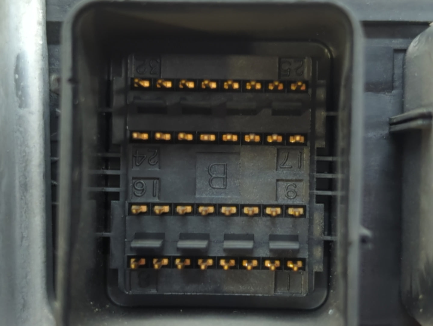 2005 Chrysler Town & Country Chassis Control Module Ccm Bcm Body Control - Oemusedautoparts1.com