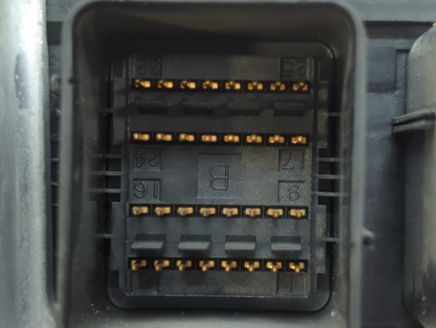 2005 Chrysler Town & Country Chassis Control Module Ccm Bcm Body Control - Oemusedautoparts1.com