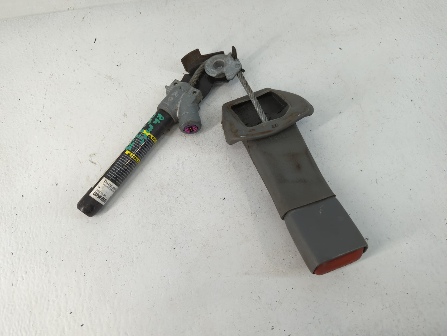 2005-2007 Dodge Caravan Passenger Front Seatbelt Buckle - Oemusedautoparts1.com